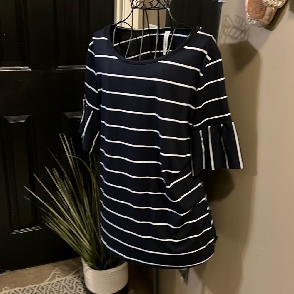 Womans top. Ruffle sleeve